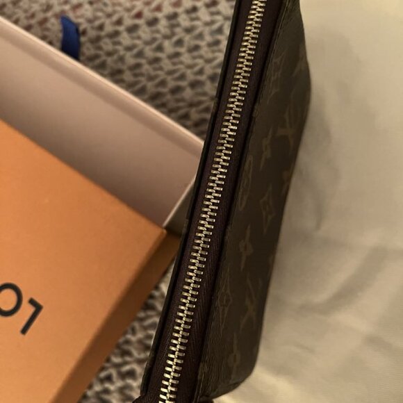 Louis Vuitton Mini Pochette Monogram - Picture 7 of 10